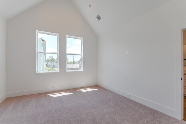 Building Photo - 7605 Victory Dr