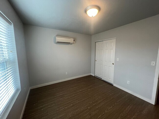 Building Photo - land03