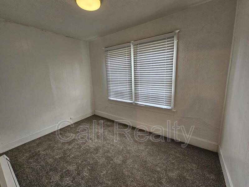 Building Photo - 1423 W Maxwell Ave