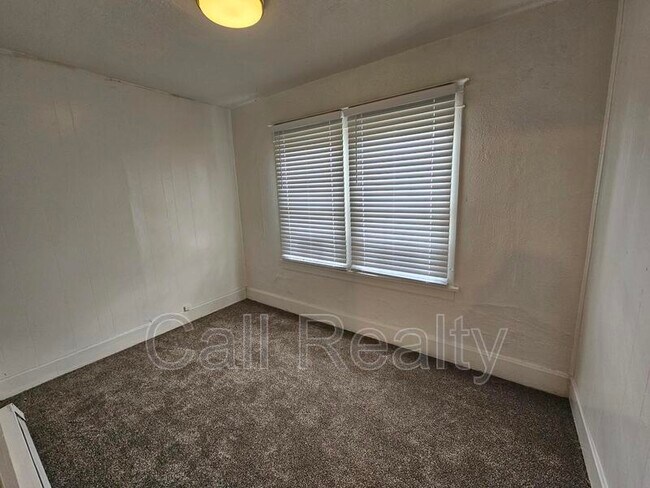 Building Photo - 1423 W Maxwell Ave