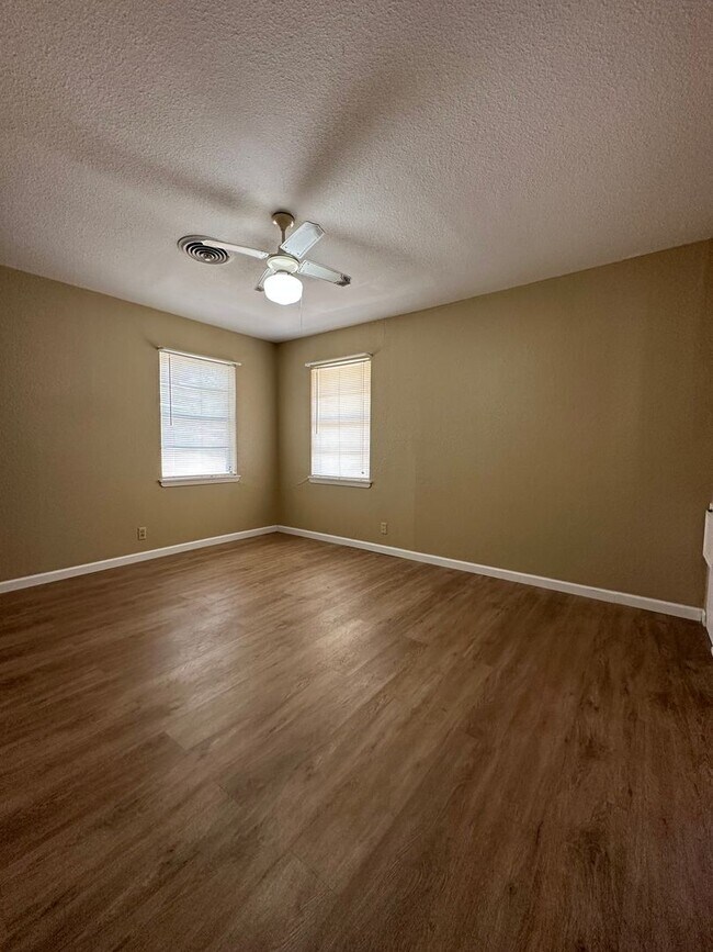 Building Photo - Charming 3/2 Home