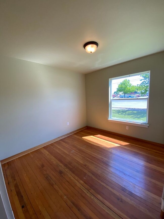 Building Photo - Beautifully Remodeled Springfield Cottage