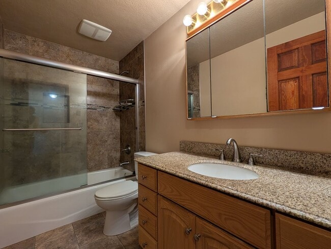 Building Photo - Cute 3 Bedroom, 1 Bath Duplex In Eugene!