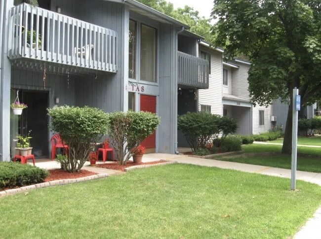 Building Photo - 305 S Walnut St