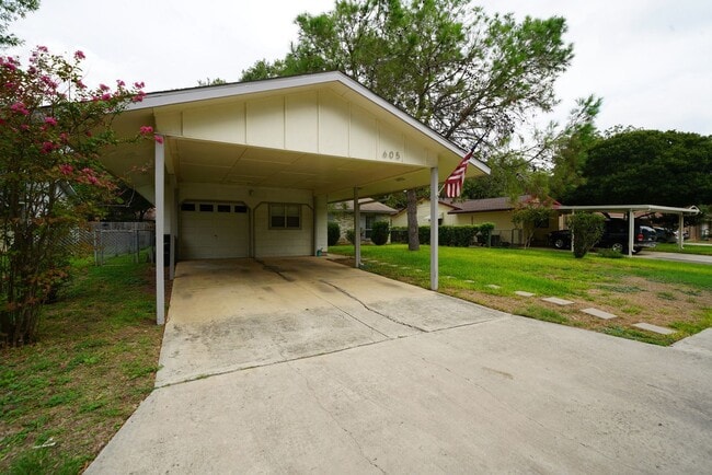 Building Photo - Updated home in established Schertz Neighb...