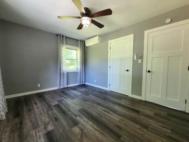 Building Photo - Three Bedroom, One Bath House in Benton Ha...