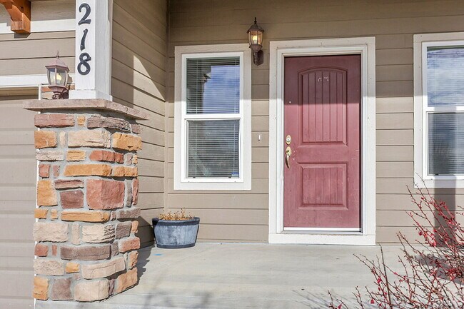 Building Photo - $2,650.00 - 6 Bedrooms, 3.5 Bathrooms, Single Family Home in Colorado Springs with Fenced Yard!
