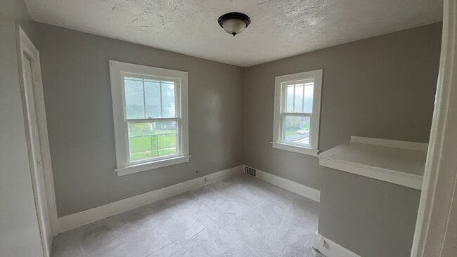 Building Photo - 2040 Wyndhurst Rd