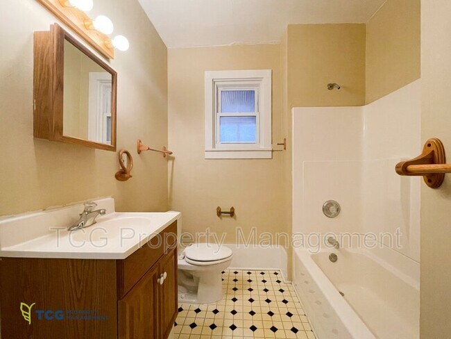 Building Photo - 738 E Main St