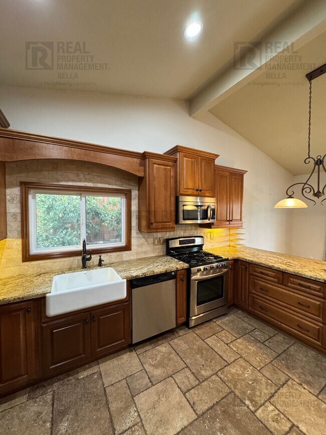 Building Photo - Spacious & Stylish Living in the Heart of Lake Elsinore