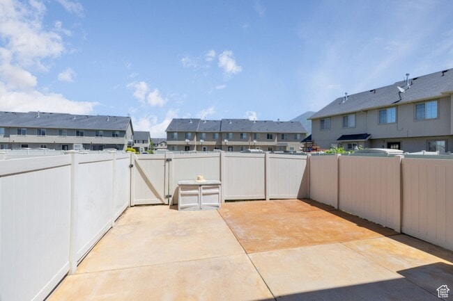 Building Photo - Springville Townhome