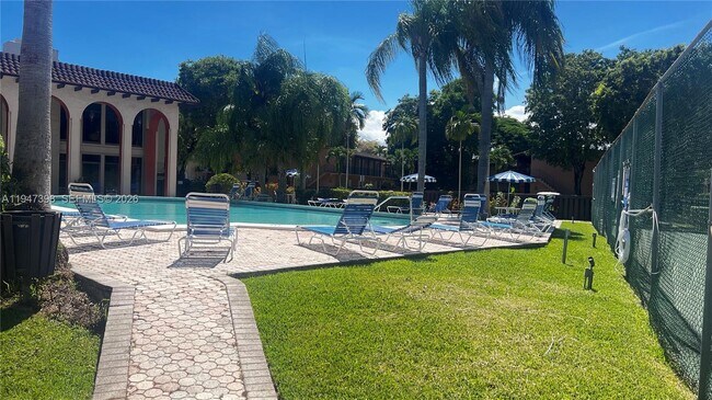 Building Photo - 10810 N Kendall Dr