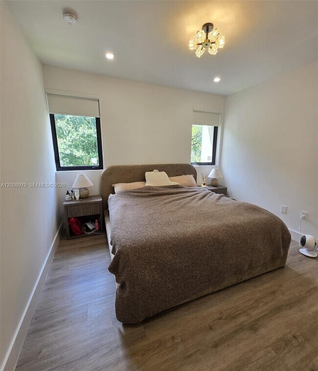 Building Photo - 5503 W Oak Wy