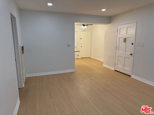 Building Photo - 4125 W Toluca Lake Ave