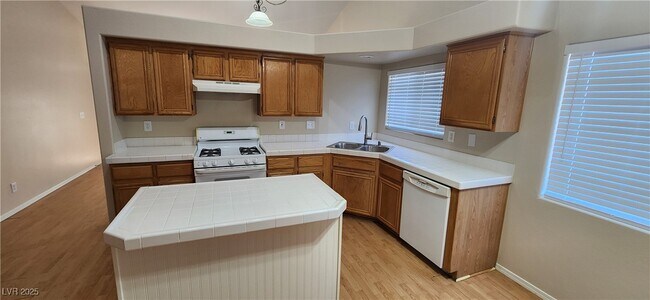 Building Photo - 4646 Wood View St