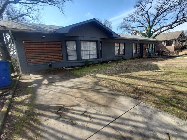 Building Photo - Call Peggy 501 676 1758