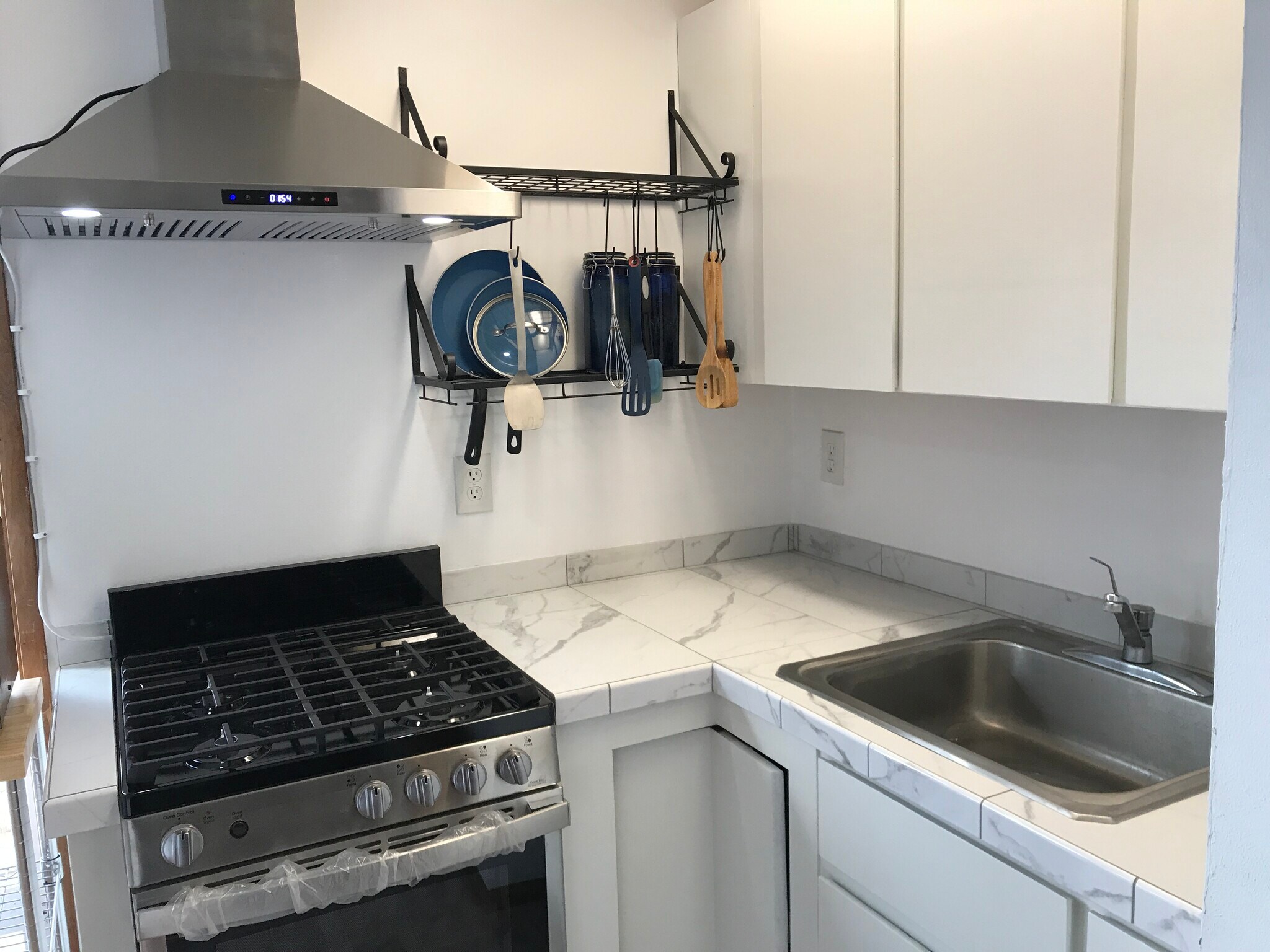 Studio: new gas stove - 1609 7th Ave SE