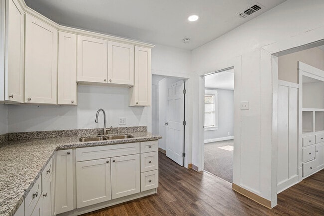 Building Photo - Charming 3 Bedroom Home Near Broadway | Spacious Layout | Prime Sacramento Location