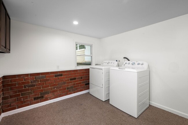 Building Photo - 4-bedroom, 2-bathroom home located in the ...