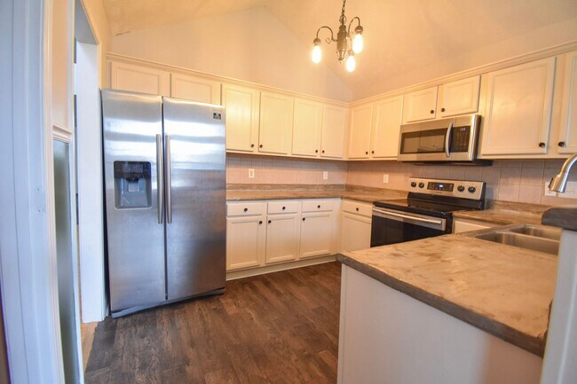 Building Photo - Coming Soon! 3 Bed 2 Bath with a Bonus Roo...