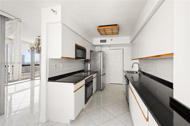 Building Photo - 3530 Mystic Pointe Dr