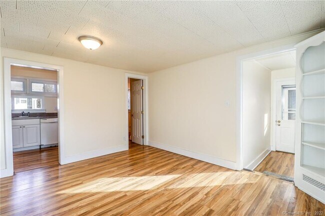 Building Photo - 24 Elm St