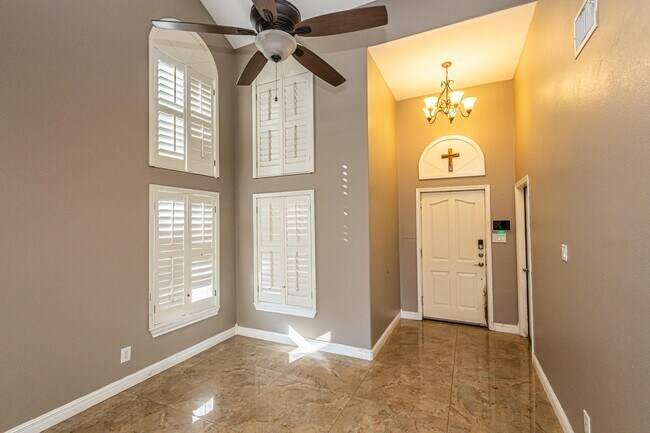 Building Photo - 527 Acacia St