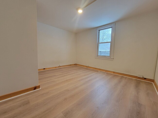 Building Photo - 510 N Albany St