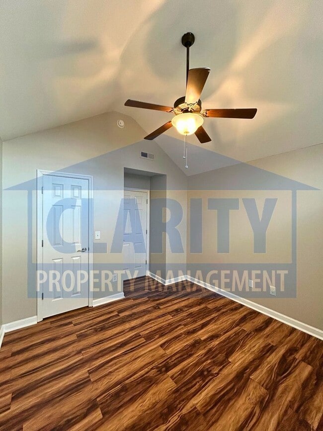 Building Photo - Single level, two bedroom townhome!