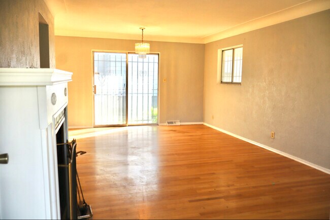 Building Photo - 2301 Belleview Ave