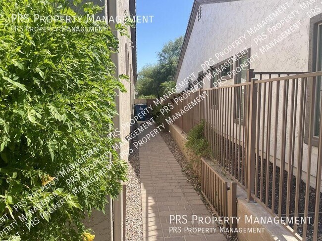 Building Photo - 4626 E Blue Spruce Ln