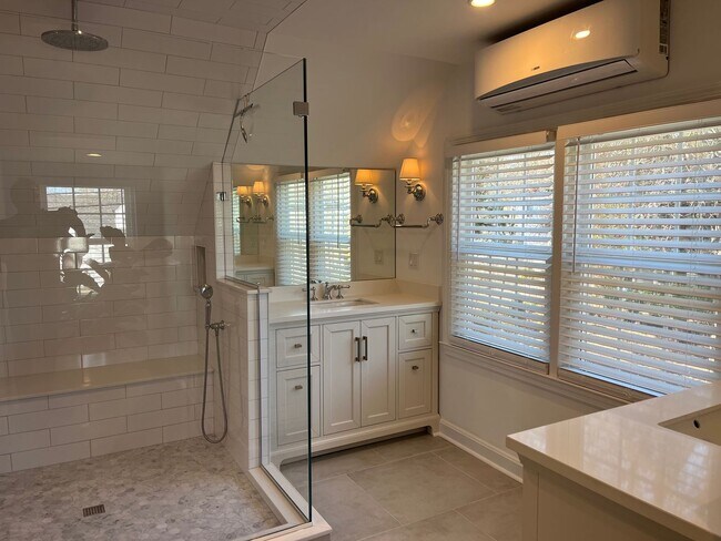 Building Photo - 3 Bedroom 2 Bath Fairfield House Near Southport