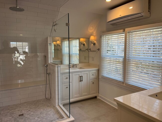 Building Photo - 3 Bedroom 2 Bath Furnished House Near Southport