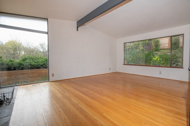 Building Photo - Magnolia 4 bedroom, 3 bathroom