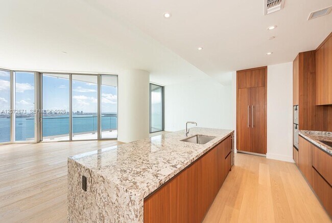 Building Photo - 175 SE 25th Rd