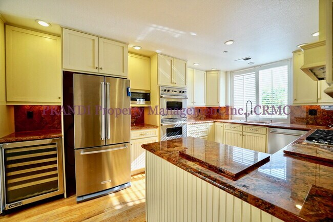 Building Photo - Country Club Home on Corner Lot, All One L...