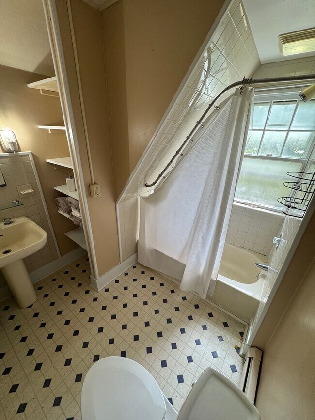 Building Photo - Beautiful 3- Bedroom Home for Rent- Univer...