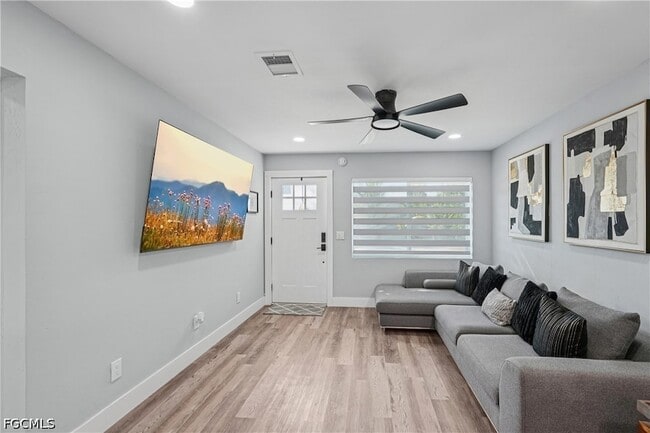 Building Photo - 92 Oak St