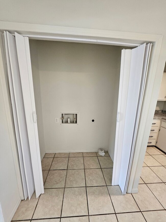 Building Photo - 3 bed, 1.5 bath in a great location! Fenced in yard!