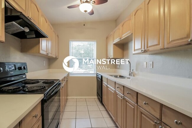 Building Photo - 4 Bedroom Pet-Friendly Home in Orlando, FL with Main Street Renewal