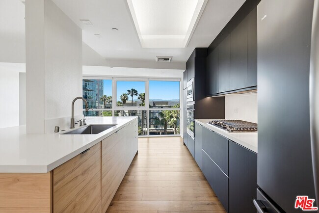 Building Photo - 13600 Marina Pointe Dr