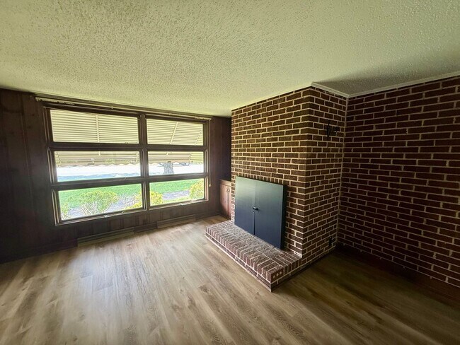 Building Photo - Four bedroom, 1.5 bath house in Graham -De...