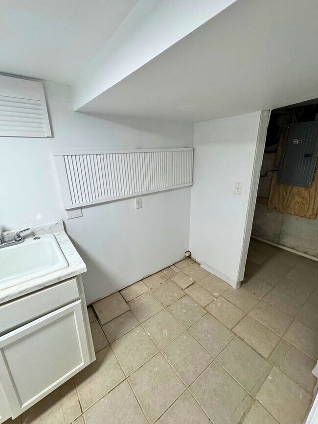 Building Photo - 548 Radnor Ave
