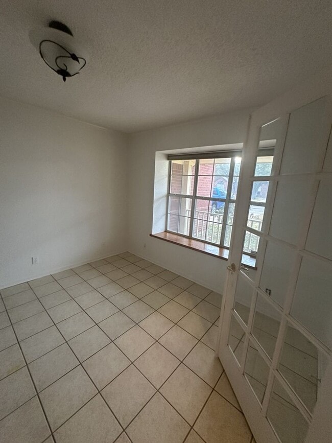 Building Photo - AVAILABLE NOW!!