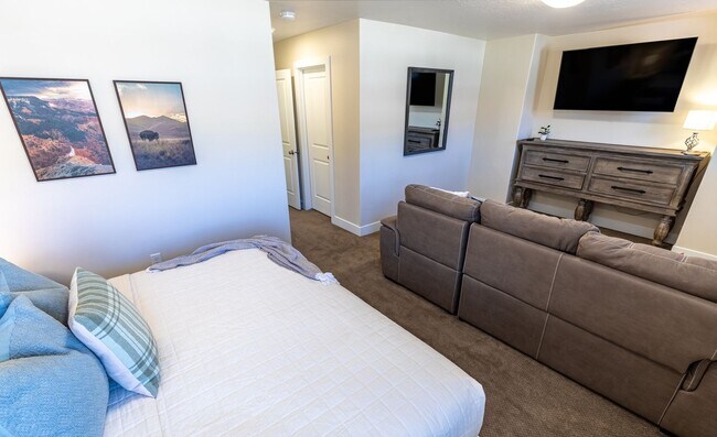 Building Photo - Live Every day Like You're on Vacation!! F...