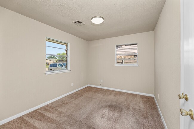 Building Photo - 4708 NW Cheryl Blvd