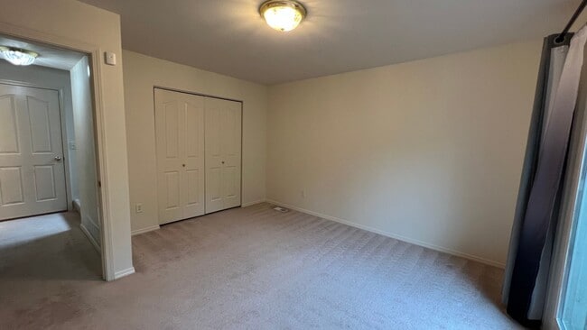 Building Photo - (3) Bedroom, (2) Bathroom Townhouse in Ind...