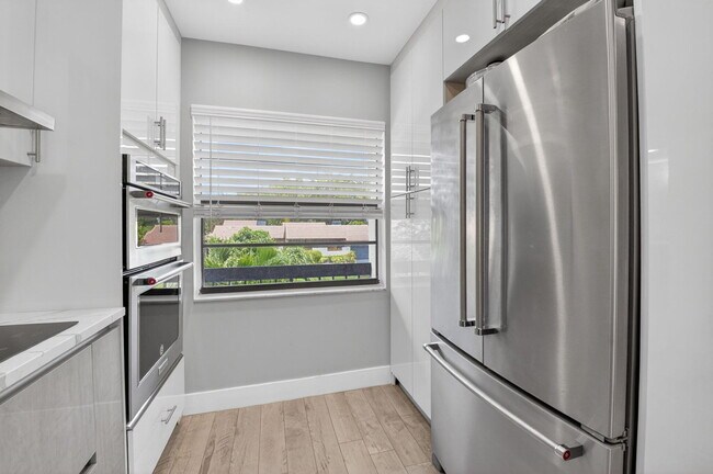 Building Photo - 9299 Vista Del Lago