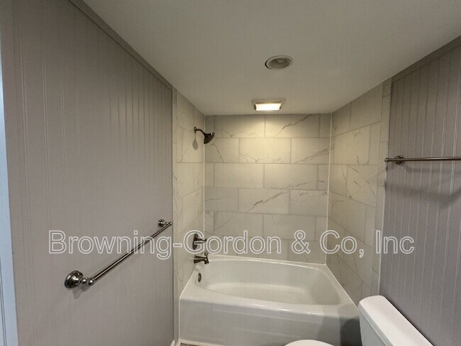 Building Photo - 5025 Hillsboro Pike