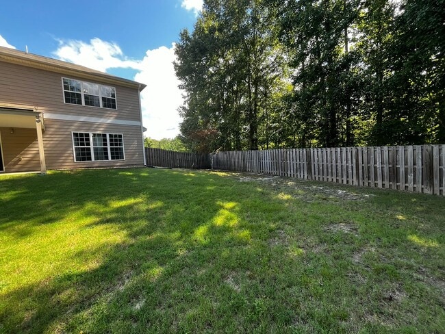 Building Photo - Modern Amenities. Urban Location. Sophisti...